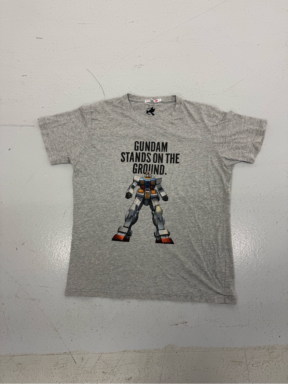 UNIQLO UT Gundam Graphic Print Gray Crew Neck Short Sleeve T-Shirt Size XL